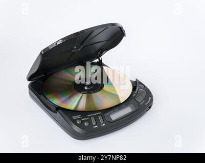 Nahaufnahme des CD-Players mit offenem Deckel und goldener CD-Innenseite isoliert auf weißem Hintergrund. Stockfoto