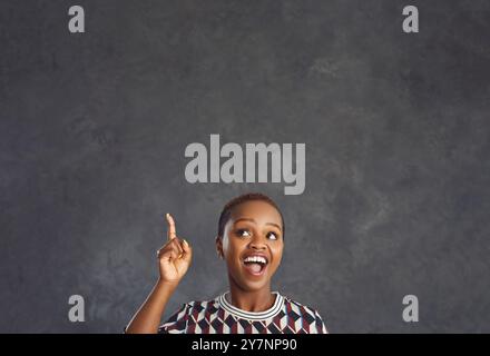 Die Frau hebt ihren Zeigefinger nach oben, als Zeichen, dass sie auf eine gute Idee oder einen guten Gedanken gekommen ist. Stockfoto
