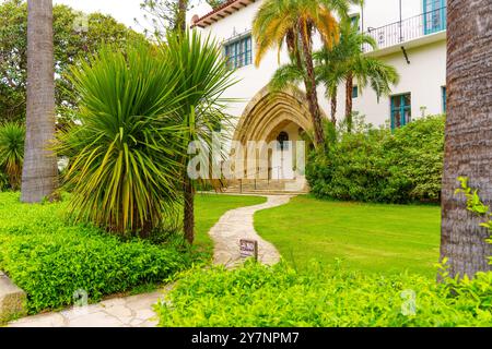 Santa Barbara, Kalifornien - 20. April 2024: Blick auf den Torbogen des Santa Barbara County Courthouse, umgeben von üppigem Grün. Stockfoto