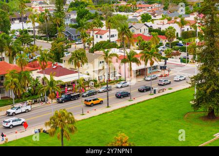 Santa Barbara, Kalifornien – 20. April 2024: Aus der Luft zeigt sich eine Straße mit Autos, Palmen und Wohnhäusern in Santa Barba Stockfoto