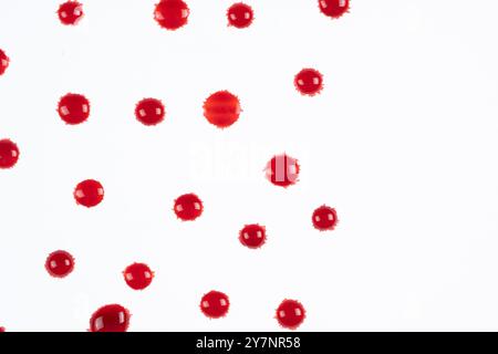 Abstrakter roter und weißer Hintergrund. Tropfen roter Farbe mit Platz für Textkopierraum. Stockfoto