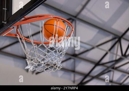 Basketball, der während des Spiels oder Trainings in der Halle durch einen Basketball läuft Stockfoto