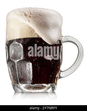 Becher mit gekühltem dunklem Bier mit einem großen Schaum, der aus Glas herausläuft, isoliert auf weißem Hintergrund. Beschneidungspfad. Stockfoto