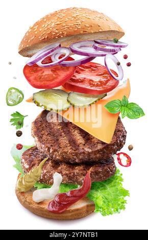 Zutaten von Rindfleisch-Patty-Burger mit Gemüse und Käse, die in der Luft schweben auf weißem Hintergrund. Datei enthält Beschneidungspfade. Stockfoto