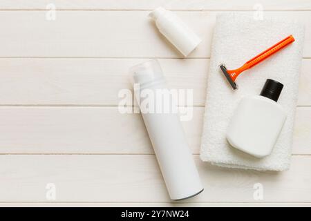 Rasierer-Set. Schermaschine, Handtuch, Lotion und Rasierschaum auf farbigem Hintergrund. Herren Bad Accessoires Draufsicht. Stockfoto