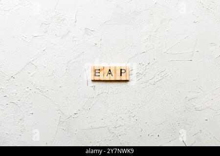 EAP-Wort auf Holzblock geschrieben. Text des Mitarbeiterunterstützungsprogramms auf dem Tisch, Konzept. Stockfoto