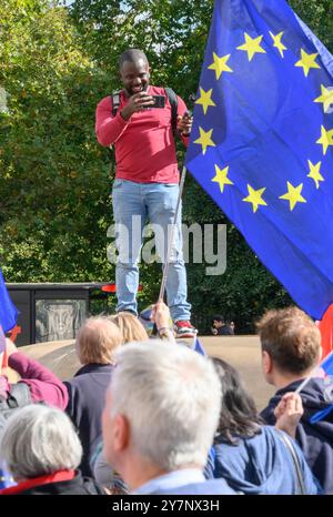 Femi Oluwole (Schriftstellerin und politische Aktivistin) am 3. National Rejoin March in London am 28. September 2024, in dem sie sich für den Wiedereinstieg Großbritanniens in die EU einsetzte Stockfoto