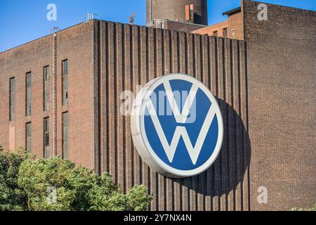 Volkswagen Logo am VW-Kraftwerk, Werk Wolfsburg, Niedersachsen, Deutschland *** Volkswagen Logo auf dem VW-Kraftwerk, Werk Wolfsburg, Niedersachsen, Deutschland Stockfoto