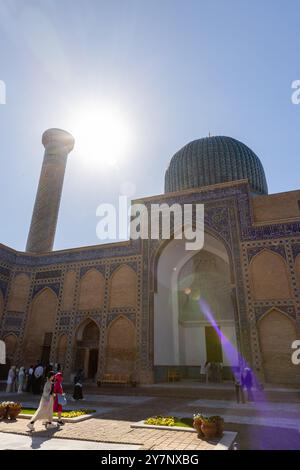 Samarkand, Usbekistan - 25. März 2024: Touristen befinden sich in der Nähe des Haupteingangs des Mausoleums Gur-e Amir des turkomongolischen Eroberers Timur Stockfoto