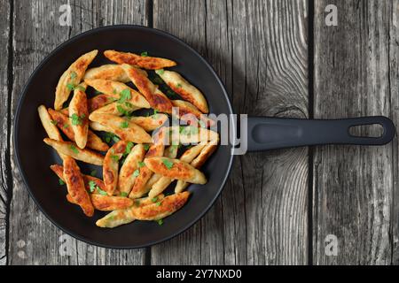 Schupfnudeln, Fingernudel, deutsche Kartoffeldicknudeln, Knödel in einer Pfanne auf rustikalem grauen Holztisch, horizontale Ansicht von oben, flacher Lagen, c Stockfoto