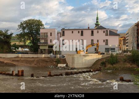 Gelber Bagger am Ufer des Flusses Svratka, Brünn, Tschechische republik, Überschwemmungen nach Sturm Boris, 15. September 2024. Stockfoto