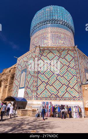 Samarkand, Usbekistan - 25. März 2024: Touristen sind in der Nähe des Gur-e Amir, eines Mausoleums des Eroberers Timur in Samarkand. Auf der Initia aufgerichtet Stockfoto