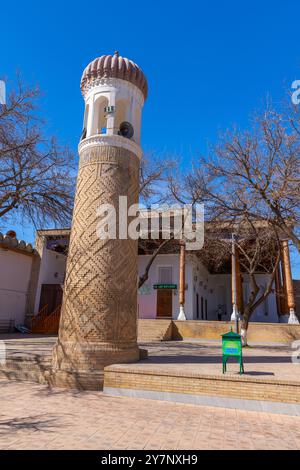 Samarkand, Usbekistan - 25. März 2024: Minarett der Madrasa Ruchobod, vertikales Foto Stockfoto