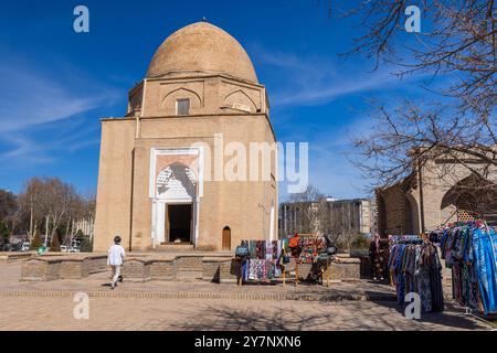 Samarkand, Usbekistan - 25. März 2024: Menschen sind an einem sonnigen Tag in der Nähe des Ruchobod Mausoleums Stockfoto