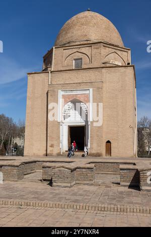 Samarkand, Usbekistan - 25. März 2024: Touristen betreten das Ruchobod Mausoleum an einem sonnigen Tag, vertikales Foto Stockfoto