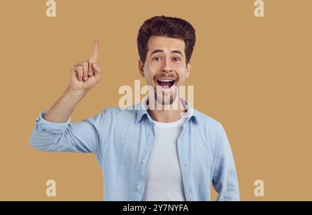 Porträt eines emotionalen jungen Mannes, der eine großartige Idee hat, Inspiration findet oder eine Lösung für das Problem findet. Stockfoto