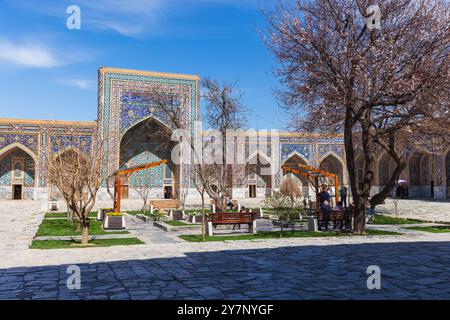 Samarkand, Usbekistan - 25. März 2024: Touristen besuchen die Tilya-Kori Madrasah an einem sonnigen Tag Stockfoto