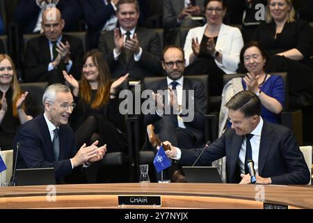 Brüssel, Belgien Oktober 2024. Der scheidende NATO-Generalsekretär Jens Stoltenberg und der neue NATO-Generalsekretär Mark Rutte wurden am Dienstag, den 1. Oktober 2024 im NATO-Hauptquartier in Brüssel anlässlich einer Zeremonie zum Ende der Amtszeit Stoltenbergs als NATO-Generalsekretär vorgestellt. Die Zeremonien werden den Übergang zum neuen NATO-Generalsekretär, dem ehemaligen niederländischen Premierminister M. Rutte, markieren. BELGA PHOTO ERIC LALMAND Credit: Belga News Agency/Alamy Live News Stockfoto