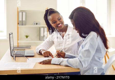 afroamerikanische Bürokollegen im Gespräch, Freundinnen, Frauen im Teamwork-Mentoring Stockfoto