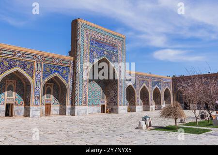 Samarkand, Usbekistan - 25. März 2024: Tilya-Kori Madrasah an einem sonnigen Tag Stockfoto