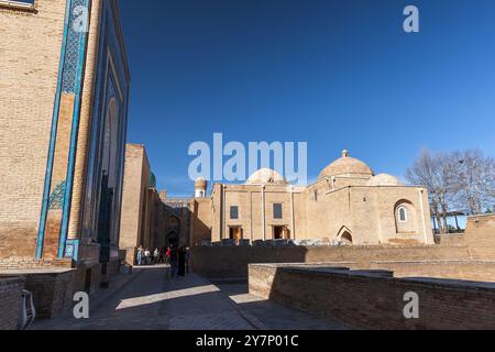 Samarkand, Usbekistan - 25. März 2024: Touristen spazieren durch das Shah-i-Zinda Ensemble an einem Sommertag Stockfoto