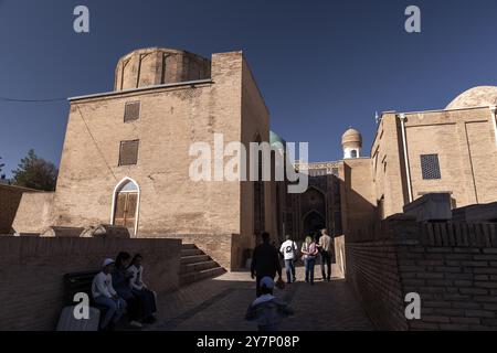 Samarkand, Usbekistan - 25. März 2024: Touristen spazieren durch das Shah-i-Zinda Ensemble an einem Sommertag Stockfoto