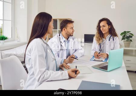 Ärzte und Krankenschwestern, die Konferenz in der Krankenhauspraxis durchführen Stockfoto