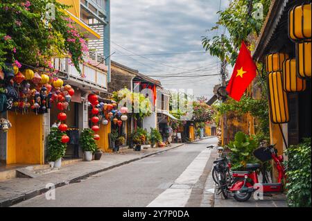 Straßen mit traditionellen alten gelben Häusern in der Altstadt von Hoi an in Vietnam Stockfoto