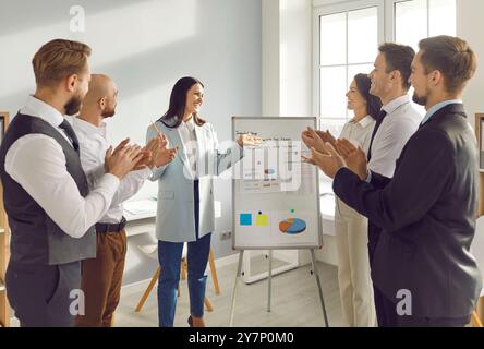 Office-Team Feiert Den Erfolg Von Kollegen Stockfoto