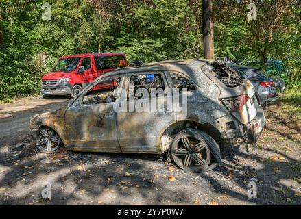 Audi Q5, ausgebranntes Auto auf Parkplatz direkt am Tegel Gefängnis, Brandstiftung verdächtig, Seidelstraße, Reinickendorf, Berlin, Deutschland, ausgebranntes Auto auf Stockfoto