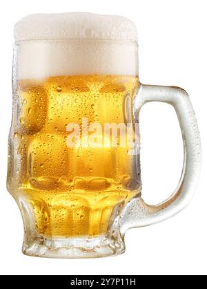 Glas Lagerbier Weißbier Schaum und Wassertropfen isoliert auf weißem Hintergrund. Datei enthält Beschneidungspfad. Stockfoto