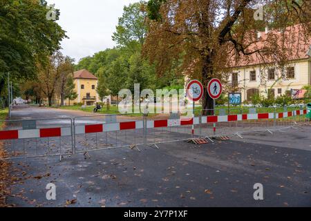 Prag, Tschechische Republik - 16. September 2024: Eingeschränkter Zugang zu den Thomayer-Gärten während Hochwassergefahr Stockfoto