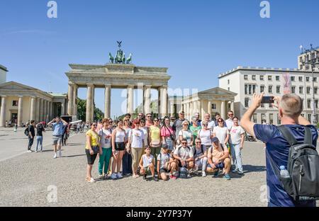 Touristen, Gruppenfoto, Brandenburger Tor, Pariser Platz, Mitte, Berlin, Deutschland +++ KEINE MODELLVERÖFFENTLICHUNG!!!, Touristen, Gruppenfoto, Brandenburger Tor, Deu Stockfoto
