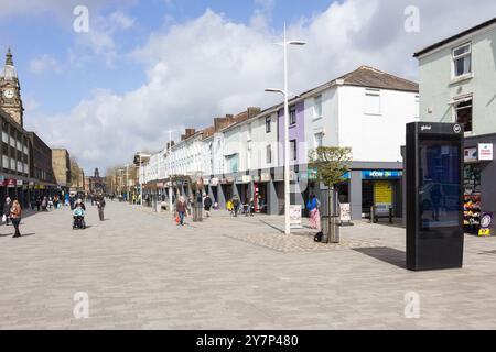 Newport Street, im Stadtzentrum von Bolton, mit Blick auf den Victoria Square im Jahr 2024, nach Modernisierung der Ladenfassaden und Straßenmöbel. Stockfoto