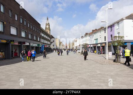 Newport Street, im Stadtzentrum von Bolton, mit Blick auf den Victoria Square im Jahr 2024, nach Modernisierung der Ladenfassaden und Straßenmöbel. Stockfoto