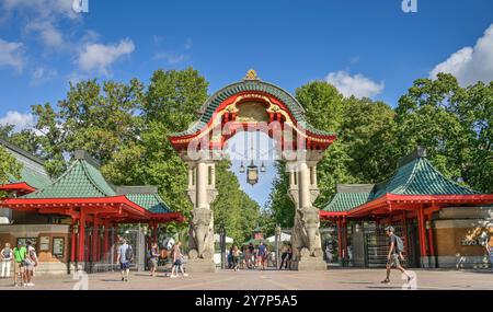 Elefantentor, Zoologischer Garten, Budapester Straße, Tiergarten, Mitte, Berlin, Deutschland, Elefantenentor, Zoologischer Garten, Budapester Straße, Deutsch Stockfoto