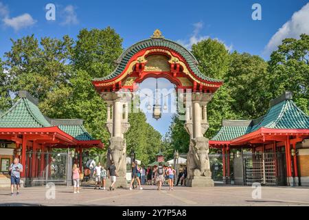 Elefantentor, Zoologischer Garten, Budapester Straße, Tiergarten, Mitte, Berlin, Deutschland, Elefantenentor, Zoologischer Garten, Budapester Straße, Deutsch Stockfoto