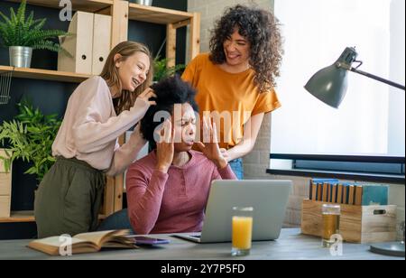 Beschäftigte schwarze Mutter hat keine Zeit für ihre Kinder. Konzept „Arbeiten von zu Hause aus“. Stockfoto