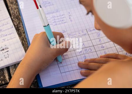 Französische Schulmädchen macht ihre Mathe-Hausaufgaben Stockfoto