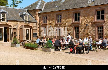Cambo Gardens Fife Scotland im Sommer können Besucher draußen an den Tischen und Stühlen des Cafés teilnehmen Stockfoto
