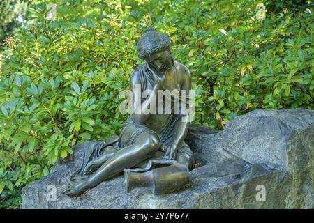 Springbrunnen „The Broken Krug“, Garten, Britzer Schloss, Alt-Britz, Neukölln, Berlin, Deutschland", Brunnen 'der zerbrochene Krug', Garten, Britzer Schloß, D Stockfoto