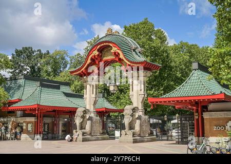 Elefantentor, Zoologischer Garten, Budapester Straße, Tiergarten, Mitte, Berlin, Deutschland, Elefantenentor, Zoologischer Garten, Budapester Straße, Deutsch Stockfoto