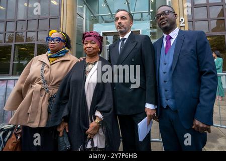 Rechtsanwalt Aamer Anwar (zweite rechts) neben Skehu Bayohs Schwester Kosna Bayoh (links) und Mutter Aminata Bayoh (zweite links) vor dem Capital House, Edinburgh, wo Beweisverhandlungen wegen der Untersuchung des Todes von Sheku Bayoh, der im Mai 2015 starb, fortgesetzt werden sollen, nachdem er von Beamten, die auf einen Anruf in Kirkcaldy, Fife, reagiert hatten, zurückgehalten wurde. Bilddatum: Dienstag, 1. Oktober 2024. Stockfoto