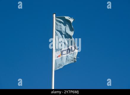 Flagge, Logo, CDU-Bundesamt, Konrad-Adenauer-Haus, Klingelhöferstraße, Tiergarten, Mitte, Berlin, Deutschland, Fahne, Logo, CDU-Bundesgeschäftsstelle, Stockfoto