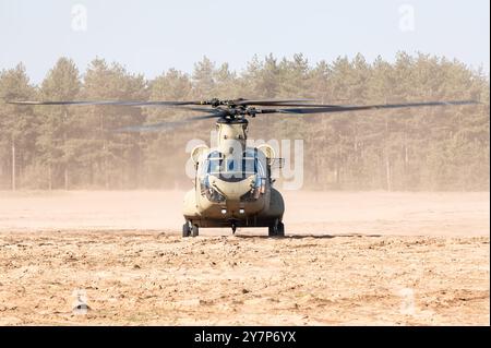 Ein Boeing CH-47F Chinook Militärtransporthubschrauber der Royal Netherlands Air Force. Stockfoto