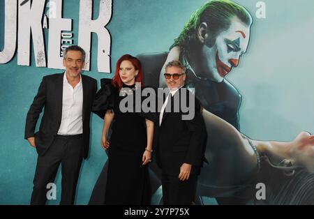 HOLLYWOOD, KALIFORNIEN - SEPTEMBER 30: (L-R) Todd Phillips, Lady Gaga und Joaquin Phoenix nehmen an der Los Angeles Premiere von Warner Bros. Teil Bilder „Jok Stockfoto