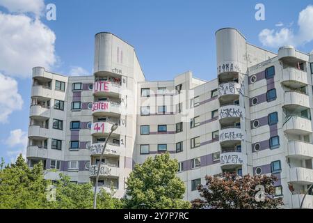 Graffiti, verschmierte Balkone, Sozialwohnungen, Kreuzberger Zentrum, Kottbusser Tor, Kreuzberg, Berlin, Deutschland, Graffitis, beschmierte Balkone, Sozialwohnu Stockfoto