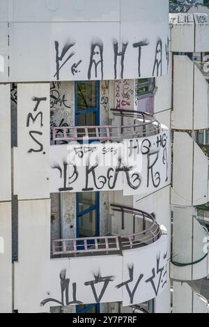 Graffiti, verschmierte Balkone, Sozialwohnungen, Kreuzberger Zentrum, Kottbusser Tor, Kreuzberg, Berlin, Deutschland, Graffitis, beschmierte Balkone, Sozialwohnu Stockfoto