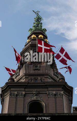 Dänische Fahnen flattern auf dem Schloss Christiansborg im Zusammenhang mit der Eröffnung des dänischen Parlaments am Dienstag, 1. Oktober 2024. Folketinget öffnet heute. Mit der Eröffnung beginnt ein neues Parlamentsjahr. Der Tag beginnt mit einem Gottesdienst in der Schlosskapelle Christiansborg. Das erste Treffen von Folketinget beginnt mittags. Kopenhagen Christiansborg Dänemark Copyright: XKristianxTuxenxLadegaardxBergx 2E6A7659 Stockfoto