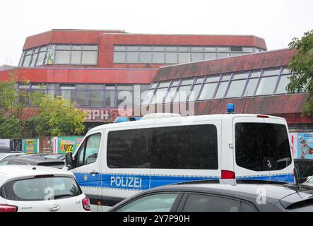 Berlin, Deutschland. Oktober 2024. Ein Polizeifahrzeug steht vor dem Eingang zum Sport- und Erholungszentrum (SEZ) auf der Landsberger Allee. Nach einem langen Rechtsstreit um die SEZ ließ der Staat das Eigentum mit Unterstützung der Polizei räumen. Quelle: Soeren Stache/dpa/Alamy Live News Stockfoto